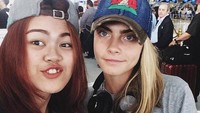 Model kelas dunia Cara Delevingne pun tidak lolos dari ajakan selfie para traveler. Foto ini misalnya, diambil di Bandara Suvarnabhumi Thailand (@cazdelviznews/Twitter)