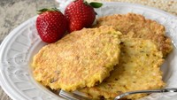 Matzah Brei adalah telur kocok yang diberi matzo (sejenis cracker) sebelum digoreng. Makanya, makanan ini terasa lebih padat dan renyah. Matzah brei sering dibuat manis, terkadang juga diberi susu. Makanan pelengkap dan toppingnya berbeda-beda, tergantung kebiasaaan setempat. Foto: Istimewa