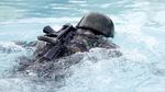 Melihat Keseruan Lomba Renang Militer