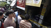 Seorang pelaku berinisial FH terkapar setelah berduel dengan pemilik toko.
