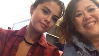 Traveler mana yang tidak mengenal si cantik Selena Gomez? Seorang ibu dari pengguna Twitter bernama @kathymuah malah sempat selfie bareng di bandara (@kathymuah/Twitter)