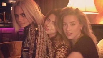 Amber Heard bersama Cara Delevigne. Foto: Instagram Amber Heard