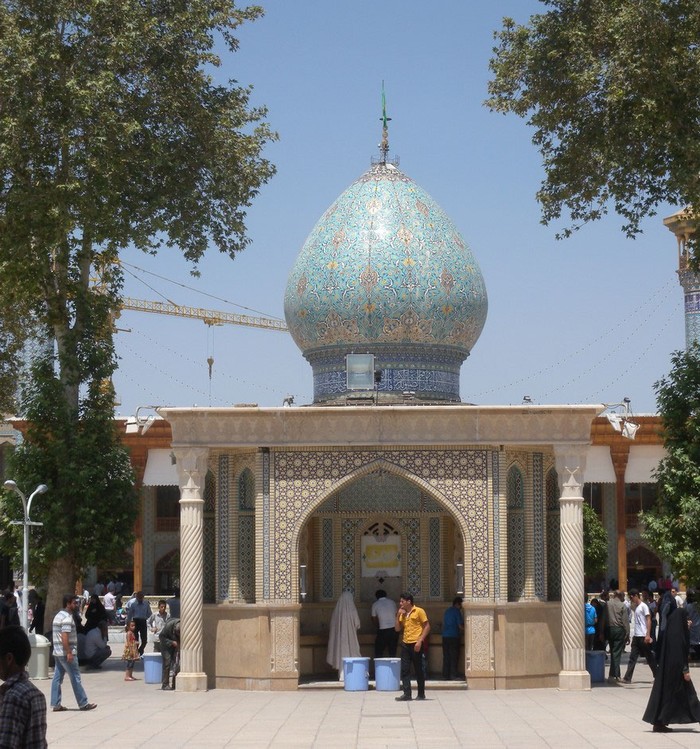 Arsitektur Masjid Ini Luarnya Biasa Saja, Tengok Dulu Dalamnya Sebuah Masjid di Shiraz, Iran, bernama Shah Cheragh nampak terlihat biasa saja jika dilihat dari luar. Namun, Anda akan dibuat terkagum-kagum jika berada di dalamnya.