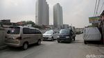 Foto: Tak Punya Garasi, Bahu Jalan pun Jadi Tempat Parkir