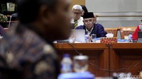 Debat panas terjadi antara Komisi III DPR dan KPK terkait pengaduan yang masuk ke KPK. Wakil Ketua Komisi III DPR Benny K Harman bertanya kepada KPK soal SOP pengaduan masyarakat (dumas) ke KPK.