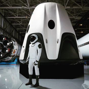'Iron Man' Pamer Baju Luar Angkasa SpaceX, Seperti Apa?