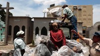 Setelah itu, tumpukan plastik yang berisi tegkorak akan dipindahkan dengan mobil pengangkut. Tumpukan mumi ini akan dikubur ulang di sebuah tempat yang jadi kuburan masal bila tak ada keluarga yang mengakui (Jorge Dan Lopez/Reuters)