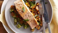Tidak ada yang lebih baik dari ikan terutama salmon jika mengangkut dengan protein baik. Salmon kaya akan omega-3 penting dan protein tanpa lemak, yang dapat membantu mengisi perut  dan mengurangi hasrat. Foto: Istimewa