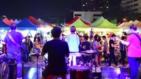 Menariknya, pasar malam ini juga memiliki acara live music. Sambil makan dan minum, traveler bisa menikmati musik secara langsung (Train Night Market Ratchada/Facebook)