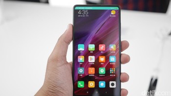 Soal spesifikasi, ada Snapdragon 835 sebagai otak ponsel ini, RAM-nya untuk versi standar adalah 6 GB, dan 8 GB untuk versi keramik unibody. Foto: Anggoro Suryo Jati/detikINET