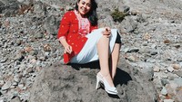 Kalau pendaki cantik ini berakun Instagram @heelsbackpack. Cantik tak harus melulu di mal atu di kota, ia merayakan kemerdekaan RI bulan lalu dengan mendaki Gunung Merapi lho (Dok. heelsbackpack/Instagram)