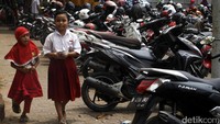 Trotoar juga dijadikan tempat parkir.