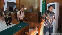 Penasihat hukum Novanto, yang diwakili Agus Trianto, Ida Jaka Mulyana, dan Amrul Khair Rusin, mengaku menerima permohonan tersebut, namun mereka keberatan sidang ditunda 3 minggu.