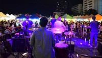 Layaknya pasar malam pada umumnya, ada banyak toko yang menjual aneka barang dengan harga yang bersahabata. Mulai dari pakaian hingga suvenir dan makanan, semuanya ada di sini (Train Night Market Ratchada/Facebook)