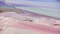 Perubahan warna, bentuk, pola pada tambak pertanian garam selalu membuat orang terpesona akan keindahannya. Foto: Istimewa
