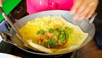 Khai Yat Sai merupakan nama yang digunakan untuk menyebut omelette di Thailand. Telur dadar ala Thailand ini dibuat dengan isian berbagai macam bahan, seperti daun bawang, bawnag putih, bawang bombay hingga cincangan daging. Kemudian dilipat sehingga isiannya tertutup dengan adonan telur. Foto: Istimewa