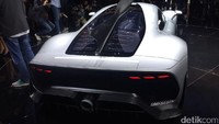 Satu motor terintegrasi dengan turbocharge, satu terpasang pada combustion engine, dan dua lainnya pada kedua roda depan. Foto: AN Uyung Pramudiarja