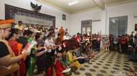 Tampak ikut hadir dalam acara itu anggota DPR Rieke Dyah Pitaloka.