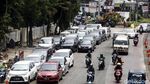 Foto: Parkir Liar Persempit Jalan di Depan Polres Jaktim