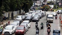 Tidak hanya motor, mobil juga parkir di pinggir jalan.