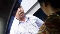 Sebuah video viral di media sosial hari Senin (11/9) yang memperlihatkan pria menampar perempuan di Jalan Tol Jakarta-Tangerang karena aksi saling salip. Polisi menegaskan pengendara tidak boleh main hakim sendiri di jalanan. (Screenshot Video)