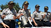 Kapolda Jabar Irjen Agung Budi Maryoto menunjukkan barang bukti STNK palsu di Mapolda Jabar, Jalan Soekarno Hatta, Kota Bandung, Selasa (12/9/2017).