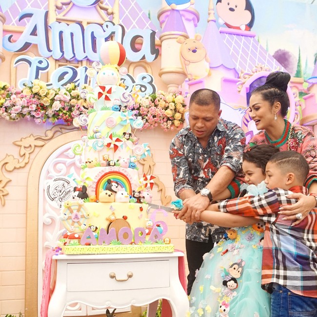 Amora, merupakan putri pertama Krisdayanti dan Raul Lemos. Dia baru saja berulang tahun keenam. Pesta ulang tahunnya digelar super meriah di Hotel Dharmawangsa, Jakarta. Foto: Dok. Instagram