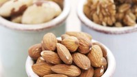 Kacang-kacangan seperti almond, kacang tanah, kenari, dan pistachio diketahui kaya akan lemak tak jenuh tunggal yang bisa jadi pilihan makanan sehat saat ingin menghilangkan lemak di perut. Foto: Istimewa