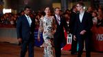 Rosamund Pike Tampil Berbunga-bunga