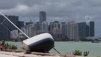 Cakrawala Miami terlihat ‘di atas’ sebuah kapal yang naik ke darat. 11 September 2017. (REUTERS/Carlo Allegri)