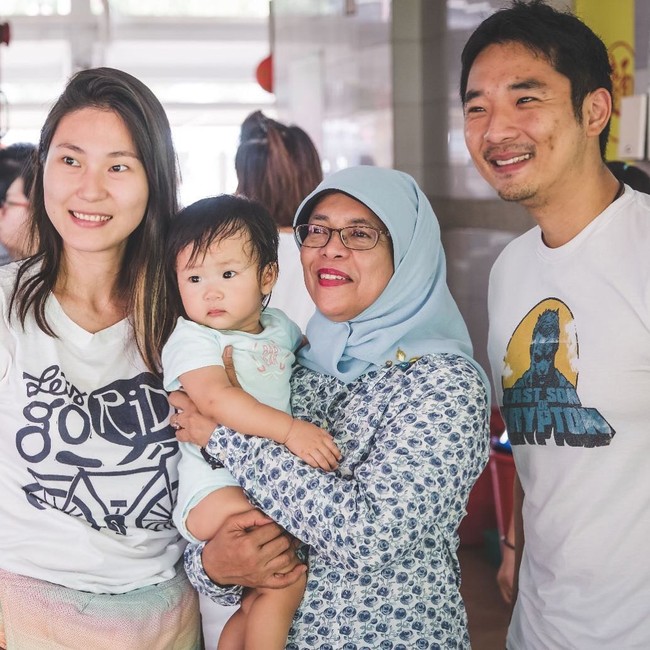 Berbeda dengan sebelumnya yang suka mengenakan hijab bernuansa oranye, merah atau kuning, kali ini Halimah Yacob terlihat memakai busana formal warna biru muda. Foto: Dok. Instagram @halimahyaccob