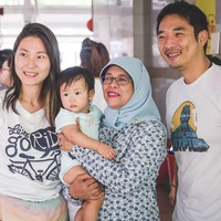 Berbeda dengan sebelumnya yang suka mengenakan hijab bernuansa oranye, merah atau kuning, kali ini Halimah Yacob terlihat memakai busana formal warna biru muda. Foto: Dok. Instagram @halimahyaccob