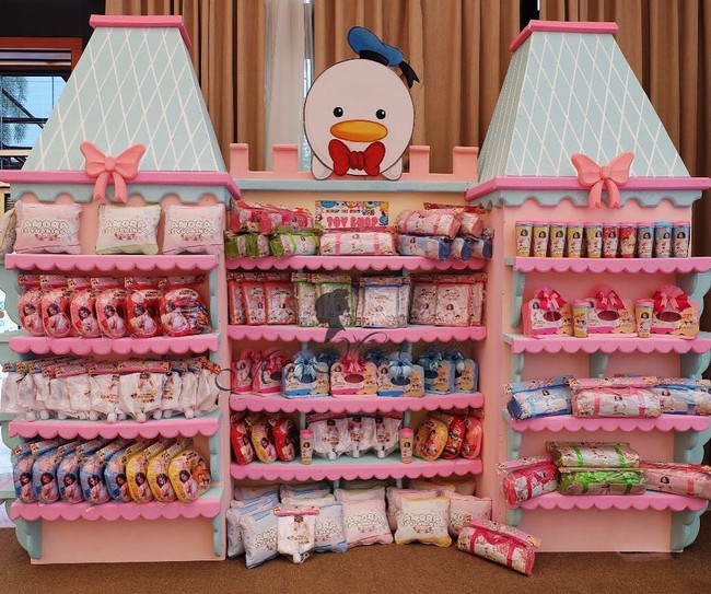 Inilah goodybag untuk para tamu undangan cilik ulang tahun Amora Lemos. Goodybag ditata menarik, seperti display di toko. Foto: Dok. Instagram