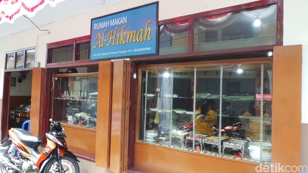 Salah satu tempat rekomendasi untuk berwisata kuliner nasi kuning di Ternate ada di Rumah Makan Al Hikmah. Alamatnya ada di Jalan AIS Nasution, Ternate Tengah (Wahyu/detikTravel) Salah satu tempat rekomendasi untuk berwisata kuliner nasi kuning di Ternate ada di Rumah Makan Al Hikmah. Alamatnya ada di Jalan AIS Nasution, Ternate Tengah (Wahyu/detikTravel)