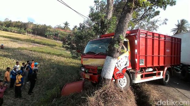 Pemotor Ditabrak Truk di Purworejo  1 Tewas 1 Kritis