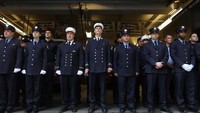 Para petugas Pemadam Kebakaran New York mengheningkan cipta di satu tempat di Manhattan. (REUTERS/Shannon Stapleton)