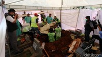 Tampak tenda putih dipasang di sekitar makam Abi. Tampak pula garis polisi yang telah dipasang oleh petugas. Kasubdit Jatanras Ditreskrimum Polda Metro Jaya AKBP Hendy Kurniawan beserta jajaran juga terpantau berada di lokasi. Mobil Inafis Polri pun terlihat parkir di dekat lokasi kuburan Abi.