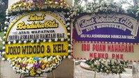Foto: Karangan bunga dari Presiden Joko WIdodo di rumah duka di di Jl Patra Kuningan XV, Kuningan, Jakarta Selatan. Di sebalahnya terdapat karangan bunga dari Menko PMK Puan Maharani.  (Wildan-detikcom)
