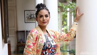Ia tampil dengan jaker dan blus bertabur sequin dan celana putih panjang. Pool/Palevi S/detikFoto.