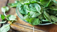 Menjaga sayuran hijau warnanya tetap utuh bisa dengan menambahkan sedikit gula saat masak. Sayur akan terlihat menarik, tetap segar dan juga menambahkan cita rasa yang berbeda. Foto: Getty Images