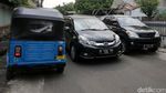 Foto: Tak Punya Garasi, Bahu Jalan pun Jadi Tempat Parkir