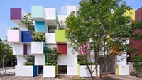 Gedung ini merupakan kantor dari sebuah bank di Jepang yang berlokasi di Kawaguchi. Istimewa/Boredpanda.