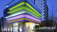 Lagi, gedung kantor dari sebuah bank di Tokyo tampil warna-warni. Istimewa/Boredpanda.