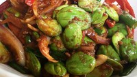 Akun IG @onekue_at_time memamerkan sambal petai yang sangat menggoda. Petainya utuh besar dengan irisan tomat merah dan tentu saja cabe hijau.Foto: Istimewa
