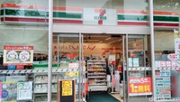 Gerai Sevel di Tokyo juga tak dilengkapi halaman tempat nongkrong menikmati camilan atau minuman. Begitu keluar dari gerai langsung pedestrian.