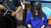 Salah satu pelaku yang ditangkap berjenis kelamin perempuan. Dia terus menunduk saat dihadirkan dalam rilis di Kantor BNN, Cawang, Selasa (12/9/2017).