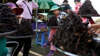 Banyak masyarakat yan menjajalkan makanan ini di pasar maupun dengan gerobak (Samrang Pring/REUTERS)