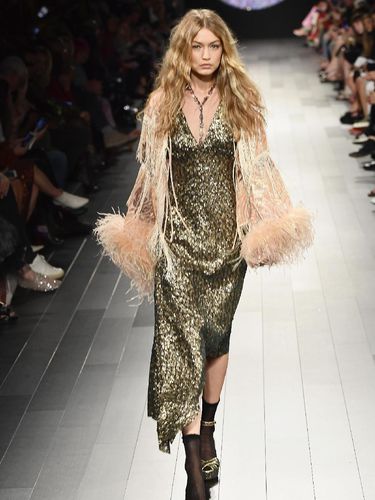 Sister Love! Bella Bantu Gigi Hadid yang Alami Malfungsi Busana di Catwalk