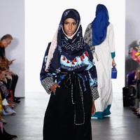 Terdapat detail bordir yang menjadi salah satu ciri khas Vivi di beberapa koleksinya. Foto: Getty Images