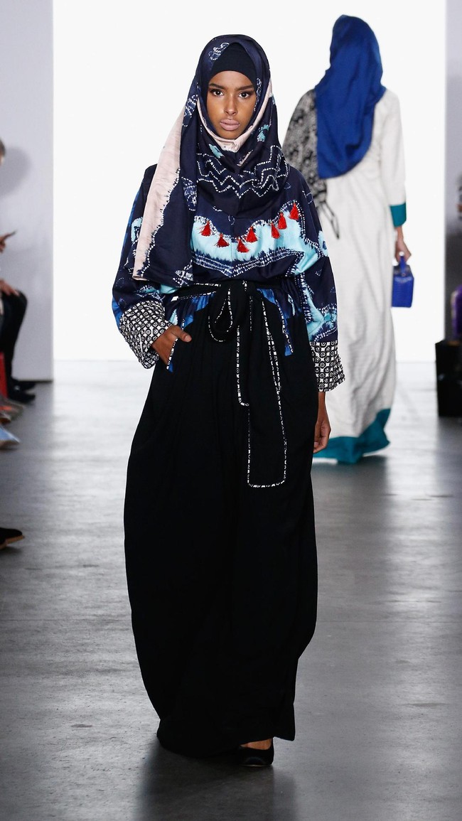 Terdapat detail bordir yang menjadi salah satu ciri khas Vivi di beberapa koleksinya. Foto: Getty Images